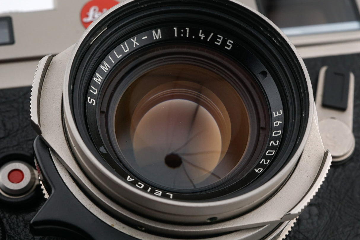 Leica M6 (Titanio, 10412) + 35mm f1.4 Summilux-M (Tipo II) (Titanio, 11860)