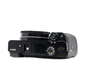 Sony Alpha A6000 - segunda mano - excelente estado - detalle 3 de 4 - SKU 3796850 - Camera Market