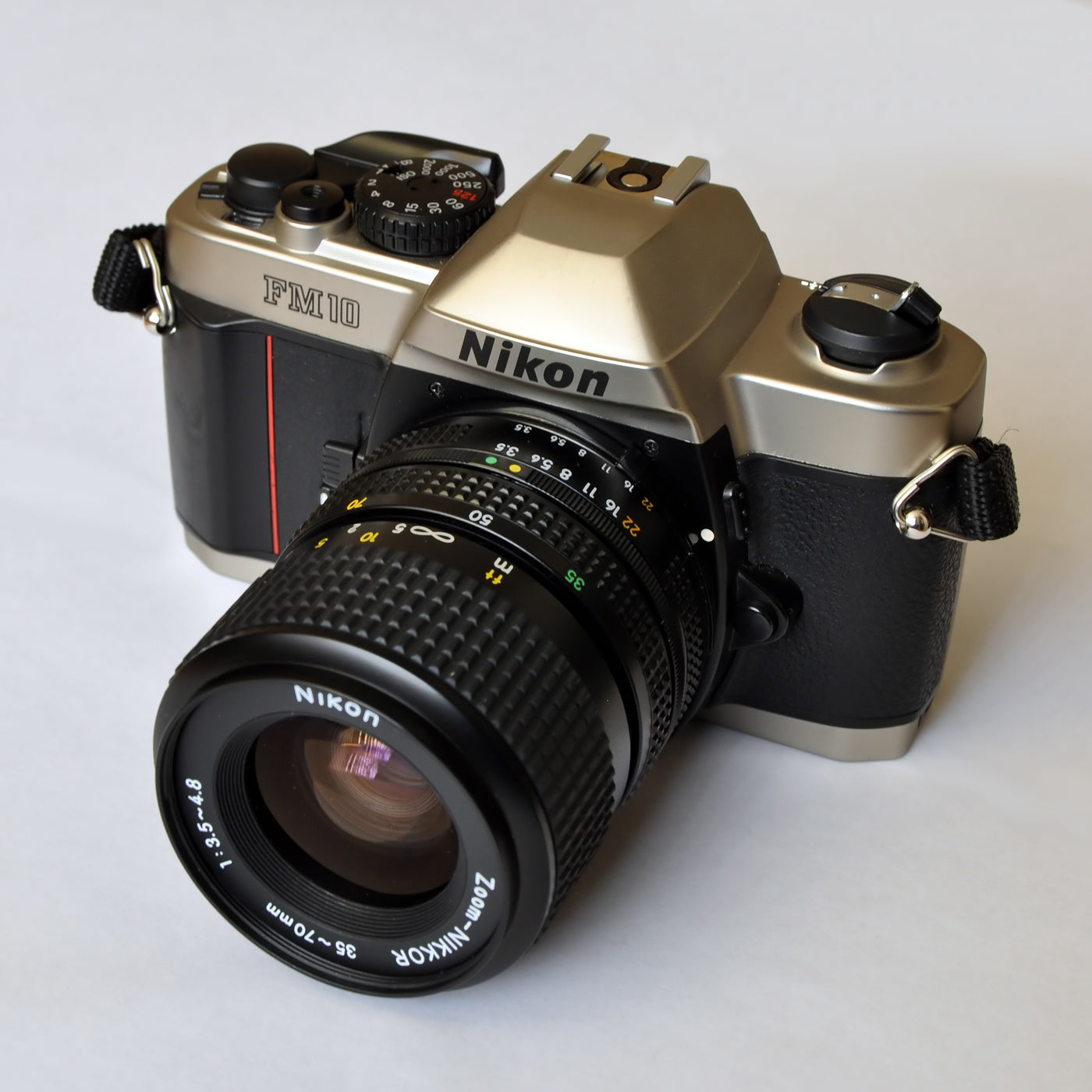 Nikon FM10 + Zoom-Nikkor 35-70mm f3.5-4.8 - SLR 35mm Film Camera · image principale